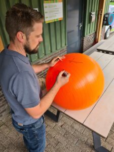 Karel tekent de Oranje Bal