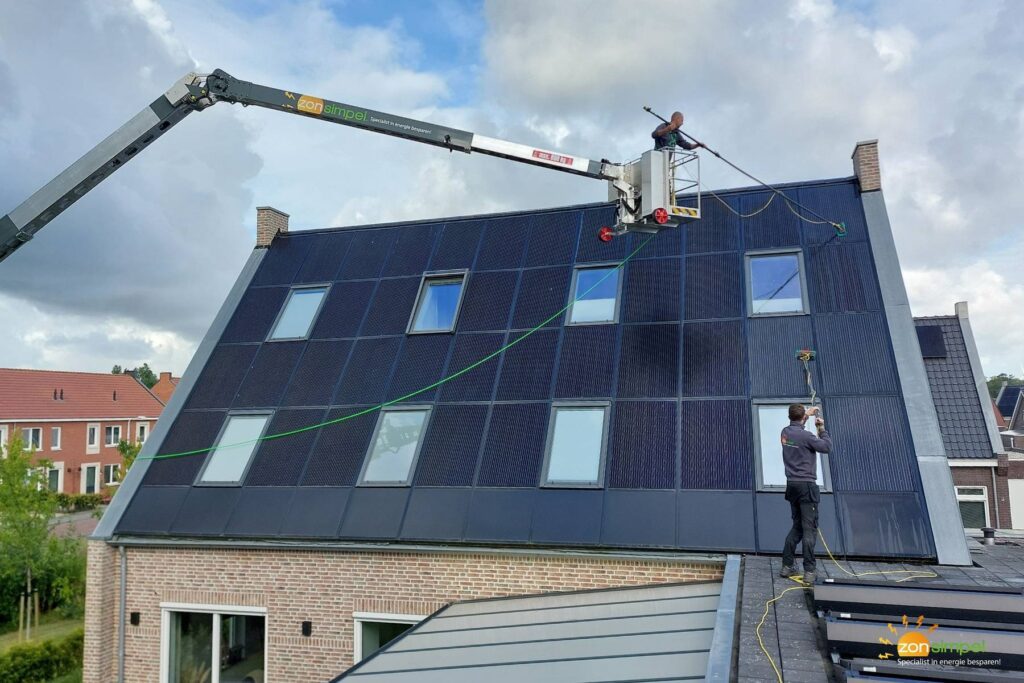 Reiniging van zonnepanelen met een hoogwerker