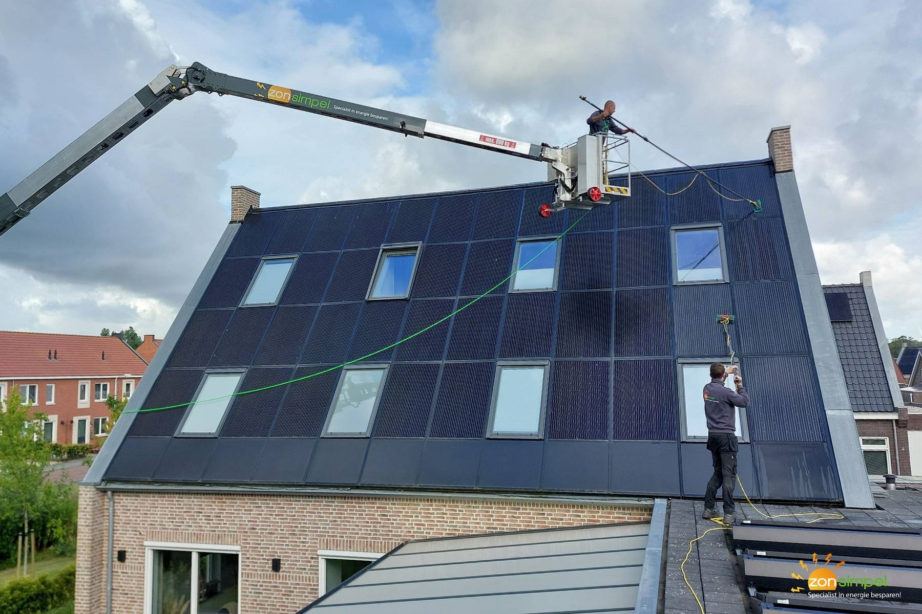 Reiniging van zonnepanelen met een hoogwerker