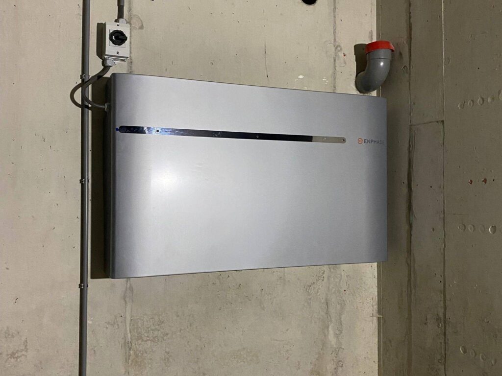 Enphase IQ Battery door Zonsimpel vakkundig geplaatst.